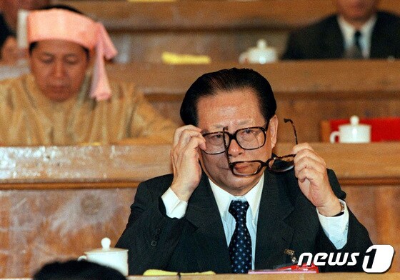 중국 베이징에서 열린 전국인민대표대회에서 장쩌민 전 중국 국가주석이 심기 불편한 표정으로 안경을 바꿔 쓰고 있다. 1997.03.02 © 로이터=뉴스1 © News1 권진영 기자