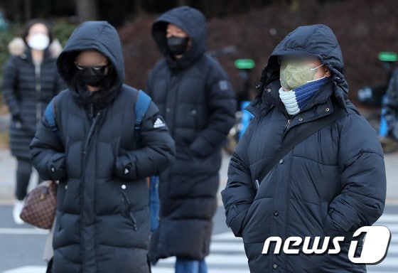 패딩 입은 시민들/뉴스1 © News1 박세연 기자