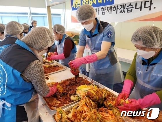 청주자생한방병원 최우성 병원장과 자생봉사단원들이 김장김치를 마련하고 있다. (자생의료재단 제공)