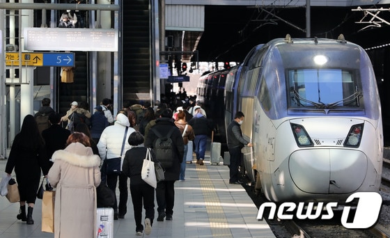 1일 서울역에서 시민들이 열차를 이용하고 있다. 2022.12.1/뉴스1 © News1 박세연 기자