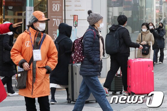 1일 서울 중구 명동에서 외국인 관광객들이 여행용 가방을 끌고 거리를 지나고 있다.  2022.12.1/뉴스1 © News1 민경석 기자