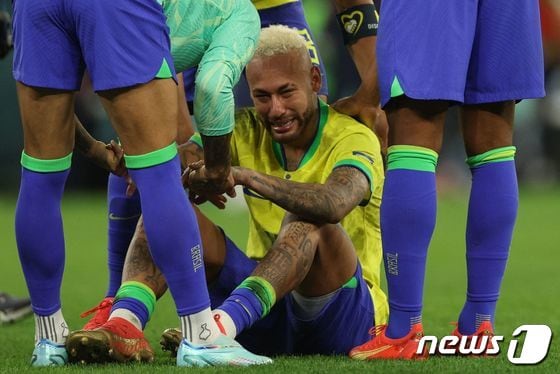 2022 FIFA 카타르 월드컵 8강전에서 탈락한 브라질의 네이마르가 통한의 눈물을 흘리고 있다. © AFP=뉴스1