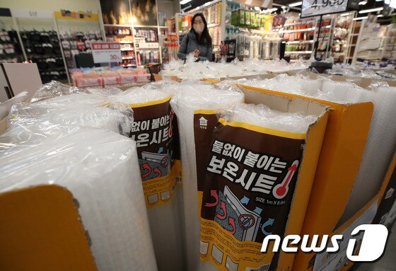 서울 시내 마트에 난방용품이 진열돼있는 모습. 2022.12.12/뉴스1 © News1 김민지 기자