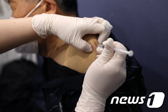 지난해 12월 서울의 한 의원에서 의료진이 동절기 신종 코로나바이러스 감염증(코로나19) 2가백신을 접종하고 있다. /뉴스1 © News1 안은나 기자