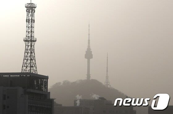 13일 오전 서울 종로에서 바라본 남산이 미세먼지로 흐릿하다. 2022.12.13/뉴스1 © News1 구윤성 기자