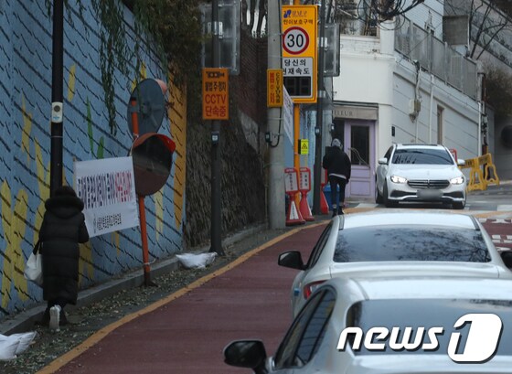 보행로가 없어 위태로운 서울 한 초등학교 인근 골목. /뉴스1 © News1 