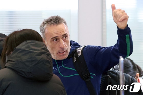 한국을 떠나며 엄지를 치켜세워 인사했던 벤투 감독 2022.12.13/뉴스1 © News1 조태형 기자