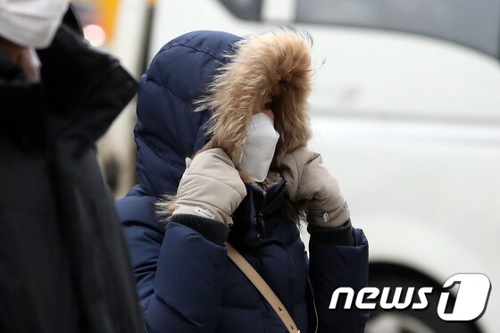 추위가 이어지고 있는 15일 오전 서울 세종대로 광화문광장 인근에서 시민들이 발걸음을 재촉하고 있다. 2022.12.15/뉴스1 © News1 이승배 기자