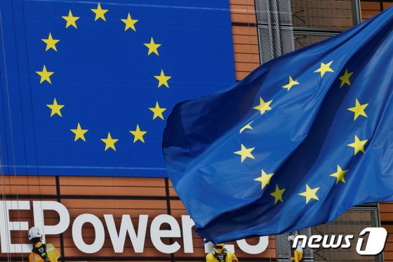 벨기에 브뤼셀 유럽연합(EU) 집행위원회 본부 밖에서 EU 깃발이 휘날리고 있다. © 로이터=뉴스1 © News1 권진영 기자