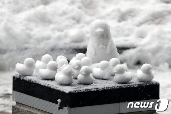 경기 부천시청 앞에 놓인 눈오리.  © News1 