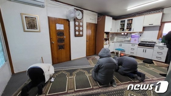 15일 낮 12시30분 대구 북구 대현동 경북대 인근에 위치한 기도처에서 무슬림 유학생들이 기도를 하고 있다. 202212.15/뉴스1  © News1 이성덕 기자