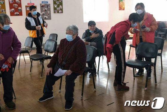 15일 (현지시간) 중국 상하이에 마련된 코로나19 백신 접종소서 노인들이 접종을 기다리고 있다. © AFP=뉴스1 © News1 우동명 기자