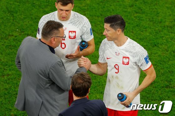 미흐니에비치 폴란드 감독(왼쪽) © AFP=뉴스1