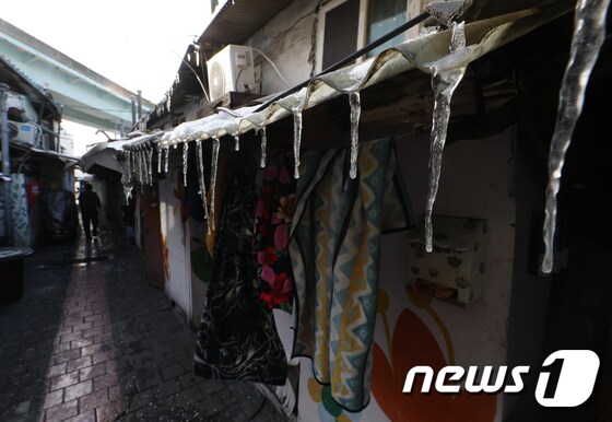 낮에도 영하권 추위가 이어진 16일 오후 서울 영등포 쪽방촌에 고드름이 얼어 있다. 2022.12.16/뉴스1 © News1 신웅수 기자