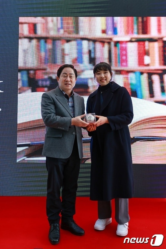 ‘휴먼북 라이브러리’ 개관에 참석한 주광덕 시장(왼쪽)과 김라경 선수(오른쪽)