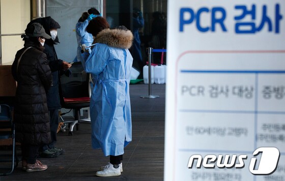 서울 송파구보건소에 마련된 신종 코로나바이러스 감염증(코로나19) 선별진료소에서 의료진이 검사를 받기 위해 찾아온 시민들을 안내하고 있다./뉴스1 © News1 김도우 기자