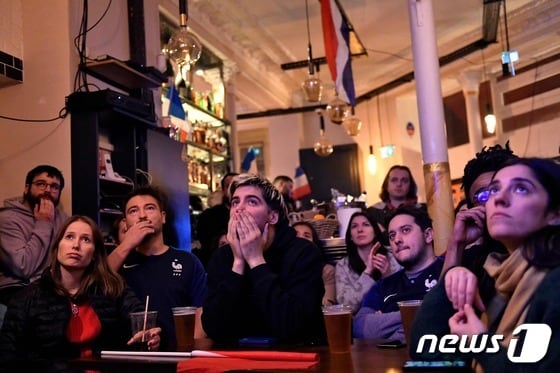 18일(현지시간) 프랑스 파리의 한 술집에서 아르헨티나와 카타르 월드컵 결승전을 지켜보고 있는 프랑스 축구팬들 모습 2022.12.18 © AFP=뉴스1 © News1 정윤미 기자