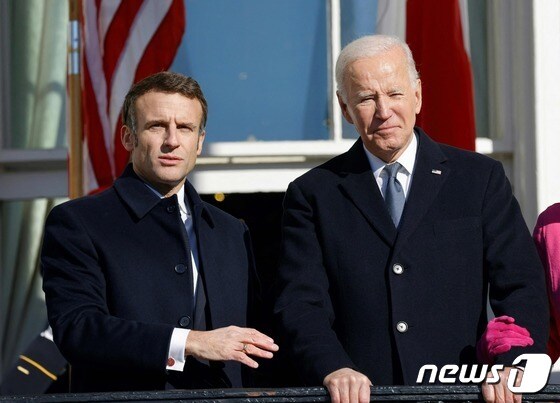 미국을 국빈 방문 중인 에마뉘엘 마크롱 프랑스 대통령(왼쪽)과 조 바이든 미국 대통령이 1일(현지시간) 워싱턴DC 백악관에서 양자회담 일정에 돌입했다. © AFP=뉴스1 © News1 이유진 기자