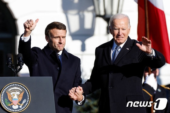 에마뉘엘 마크롱 프랑스 대통령(왼쪽)과 조 바이든 미국 대통령이 1일(현지시간) 정상회담에 앞서 악수를 하고 있다. © 로이터=뉴스1 © News1 이유진 기자