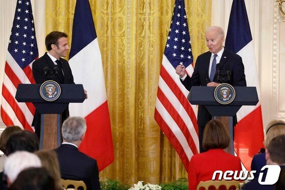 1일(현지시간) 미국 백악관 이스트룸에서 조 바이든 미국 대통령(오른쪽)과 에마뉘엘 마크롱 프랑스 대통령(왼쪽)이 공동 기자회견을 하고 있다. © AFP=뉴스1 © News1 김성식 기자