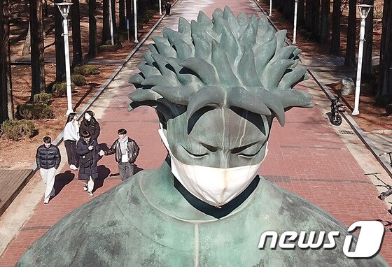 지난해 영남대 경산캠퍼스 어린왕자(작품명 '별05') 조형물에 마스크가 씌워진 모습.  © News1 