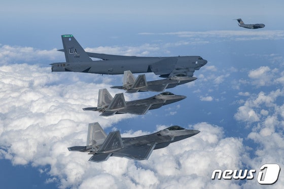 작년 12월20일 한미 연합공군훈련을 위해 한반도 인근에 전개한 미국 B-52H, F-22, C-17이 함꼐 비행하고 있다. (국방부 제공) 2022.12.20/뉴스1