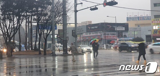 비가 내리는 21일 오전 광주 서구 광천터미널 사거리에서 우산을 쓴 시민들이 출근길 발걸음을 재촉하고 있다.(독자 제공)2022.12.21/뉴스1