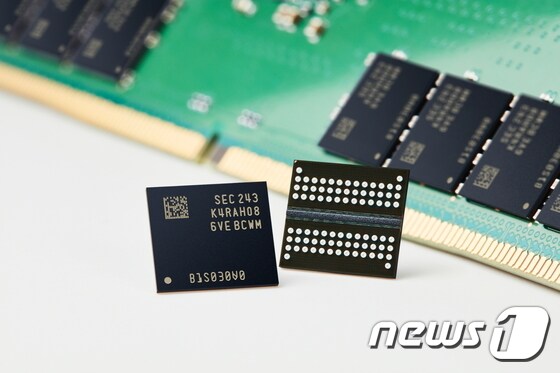 삼성전자가 업계 최선단 12나노급 공정으로 16Gb(기가비트) DDR5 D램을 개발했다고 21일 밝혔다. DDR5 규격의 이번 제품은 최대 동작속도 7.2Gbps를 지원한다. 이는 1초에 30GB 용량의 UHD 영화 2편을 처리할 수 있는 속도이다. (삼성전자 제공) 2022.12.21/뉴스1