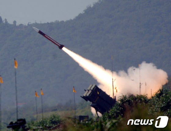 미국산 패트리엇 미사일이 발사되고 있다.<자료사진> © AFP=뉴스1 © News1 권진영 기자
