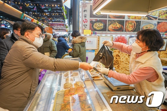 조주현 중소벤처기업부 차관이 떡과 육전 등  식료품을 구매하고 있다. (중소벤처기업부 제공) /뉴스1