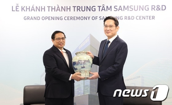 이재용 삼성전자 회장이 23일 베트남 하노이시에서 삼성 연구·개발(R&D)센터 준공식 전 팜 민 찐 베트남 총리와 환담 후 기념촬영을 하고 있다. (삼성전자 제공) 2022.12.23/뉴스1