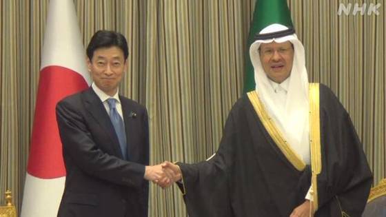 니시무라 야스토시 일본 경제산업상(왼쪽)과 사우디아라비아의 압둘아지즈 빈 살만 에너지부 장관과이 회담 전 기념사진을 촬영하고 있다. 25일(현지시간)