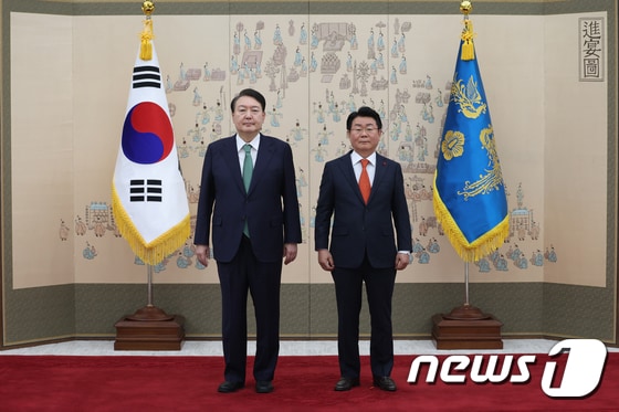 윤 대통령, 김종구 주몽골 대사 신임장 수여