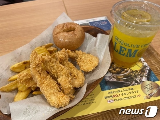 인기 메뉴인 치킨 텐더 와 일본에서만 맛볼 수 있는 레모네이드 세트.© 뉴스1