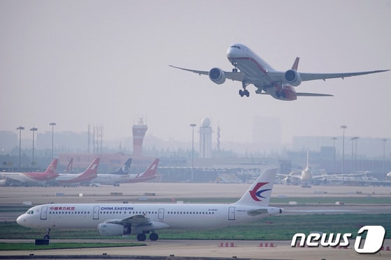 중국 상하이 홍차오 국제공항에서 동방항공 여객기가 이륙하고 있다. 2020.07.04. © 로이터=뉴스1 © News1 정윤영 기자