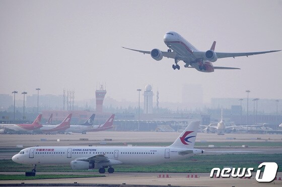 중국 상하이 홍차오 국제공항에서 동방항공 여객기가 이륙하고 있다. 2020.07.04. © 로이터=뉴스1 © News1 정윤영 기자