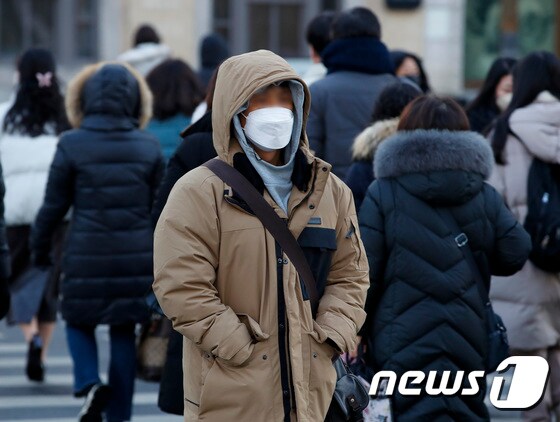 추위가 이어진 28일 오전 서울 시내 한 거리에서 두터운 옷을 입은 시민들이 지나가고 있다. 2022.12.28/뉴스1 © News1 김도우 기자