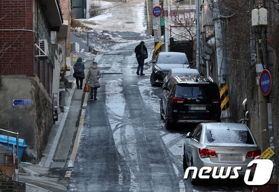 빙판길이 된 서울 마포구의 한 골목길에서 시민들이 조심스럽게 발걸음을 옮기고 있다. 2022.12.28/뉴스1 © News1 박세연 기자