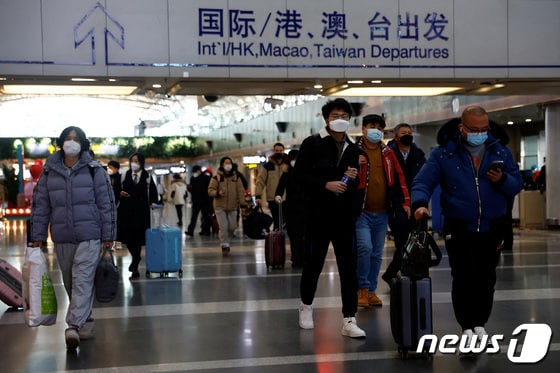 중국 베이징 서우두 국제공항에서 출국을 기다리는 승객들. 2022.12.27. © 로이터=뉴스1 © News1 정윤영 기자