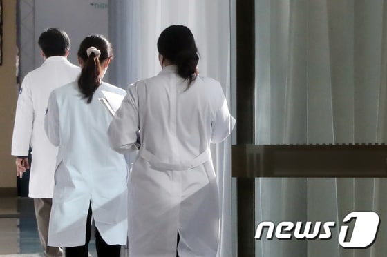 서울 시내 한 대학병원에서 의료진이 발걸음을 옮기고 있다.  /뉴스1 © News1 황기선 기자