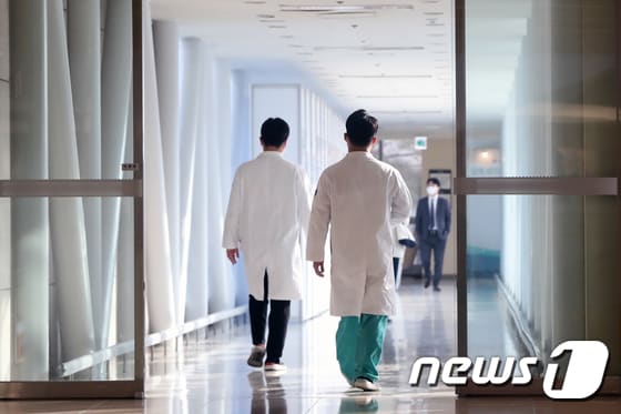 28일 서울 시내 한 대학병원에서 의료진이 발걸음을 옮기고 있다. /뉴스1 © News1 황기선 기자
