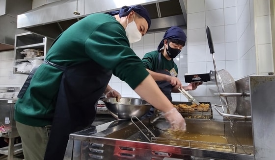 경기도 이천에 위치한 BBQ 치킨대학에서 예비 창업자들이 치킨을 튀기고 있다.(제너시스BBQ 제공) 