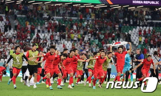 2일 오후(현지시간) 카타르 알라이얀 에듀케이션 시티 스타디움에서 열린 2022 카타르 월드컵 조별리그 H조 3차전 대한민국과 포르투갈의 경기에서 2대 1로 승리하며 16강 진출을 확정지은 대한민국 선수들이 응원단을 향해 달려가고 있다.  © News1