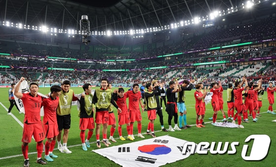 브라질을 상대하는 한국 축구대표팀. /뉴스1 © News1 이광호 기자
