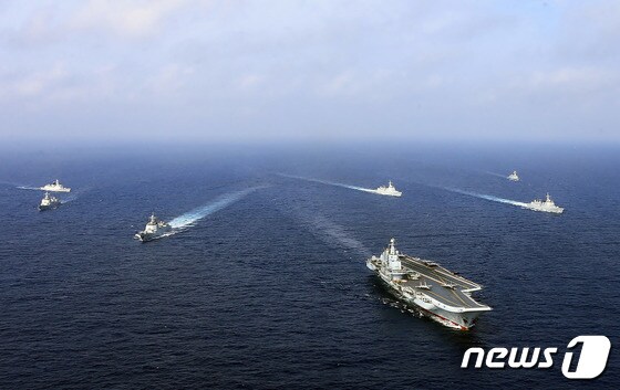 중국 항공모함 랴오닝함을 비롯한 인민해방군 함정들이 2018년 4월 동중국해에서 훈련을 실시하고 있다. © AFP=뉴스1 © News1 강민경 기자