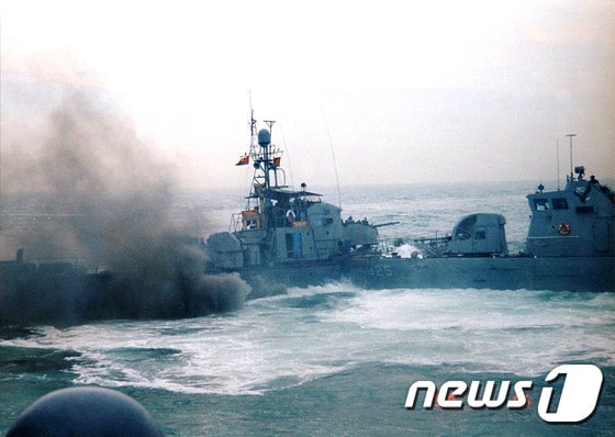 지난 1999년 6월15일 '제1연평해전' 당시 해군 참수리 제325호정(오른쪽)이 서해 북방한계선(NLL)을 침범한 북한 함정에 충돌하는 방식의 '밀어내기 작전'을 하고 있다. (해군 제공) 2022.12.30/뉴스1