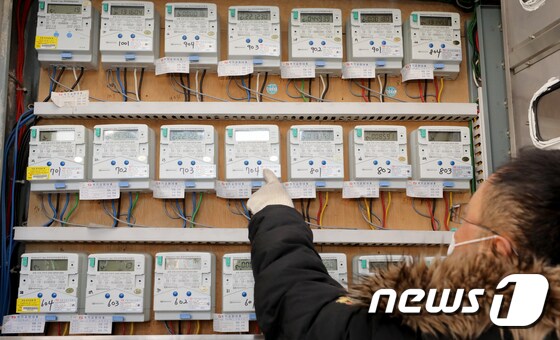 서울 도심 내 주거시설에 설치된 전기계량기의 모습.. /뉴스1DB