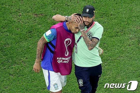 부상으로 남은 월드컵 출전이 불가능한 제주스(왼쪽)가 네이마르의 품에 안겨있다. © AFP=뉴스1