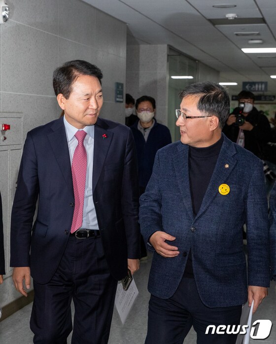 '2+2 협의체' 회의실로 향하는 성일종·김성환