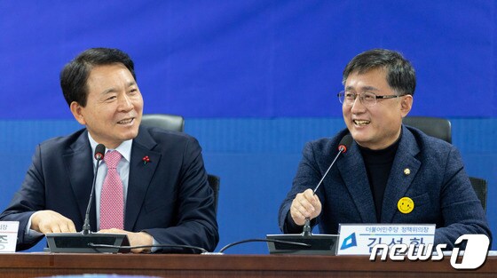 '2+2 협의체' 앞서 미소 보이는 성일종·김성환
